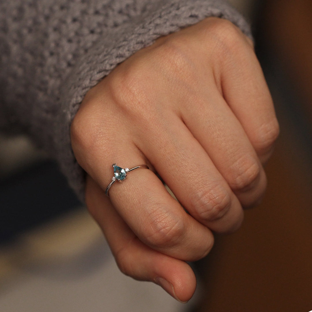 Picture of aquamarine ring aquamarine two diamonds