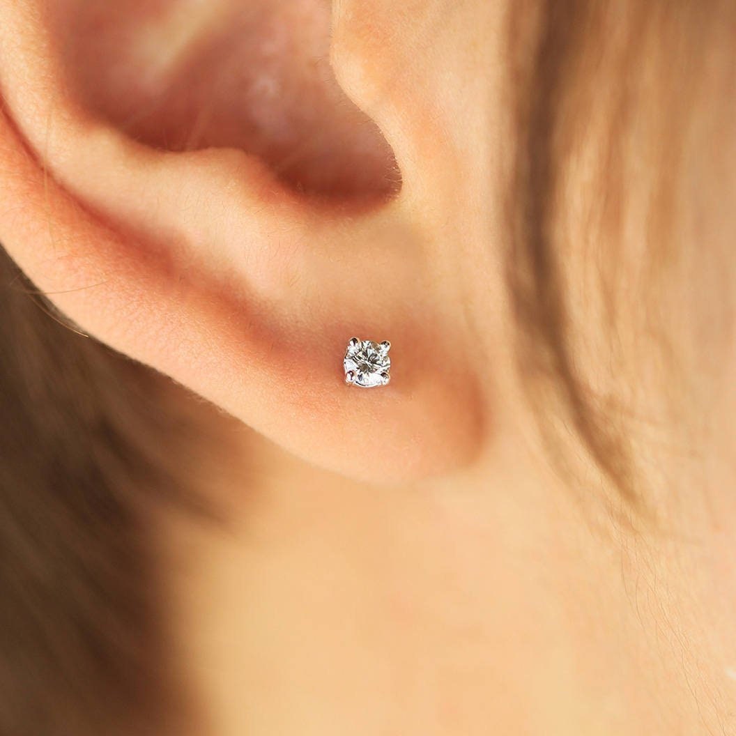 Picture of diamond stud earring 4 prong set diamond