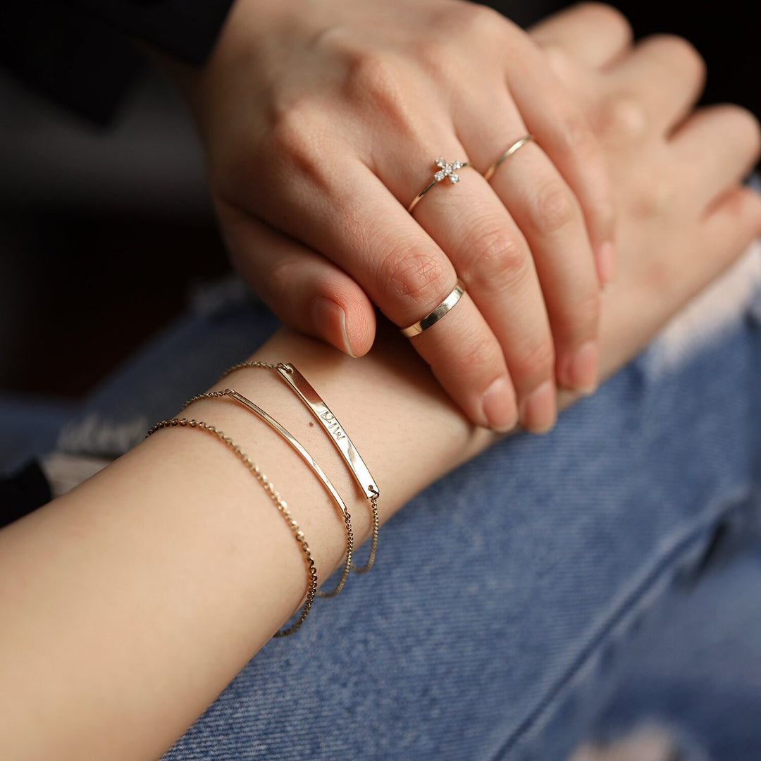 Picture of personalized gold bar bracelet name