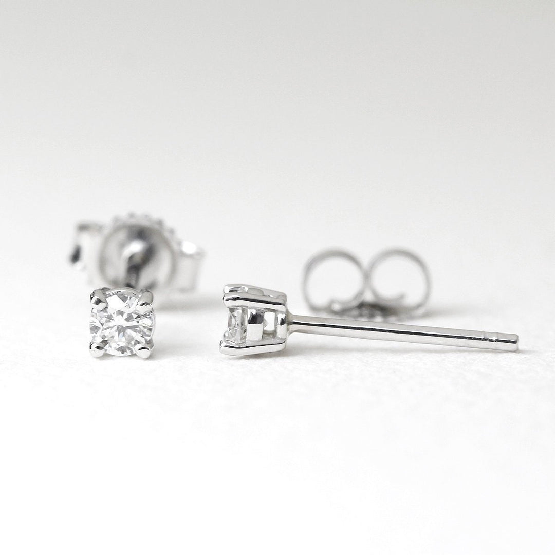 Picture of diamond stud earring 4 prong set diamond