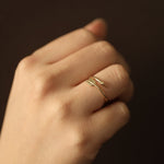 Load image into Gallery viewer, Picture of arrow twist ring band 10k 14k solid gold
