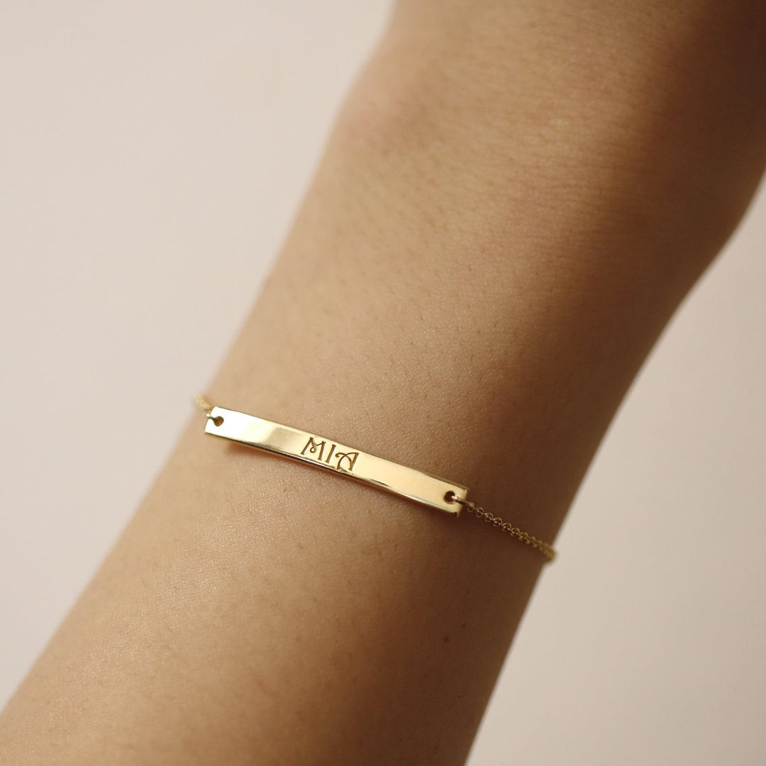 Picture of personalized gold bar bracelet name