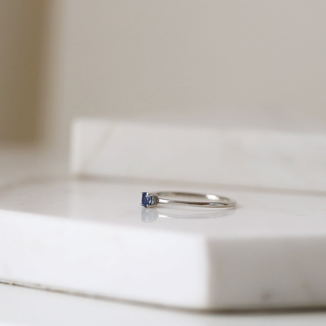 Picture of natural blue sapphire solitaire ring 4