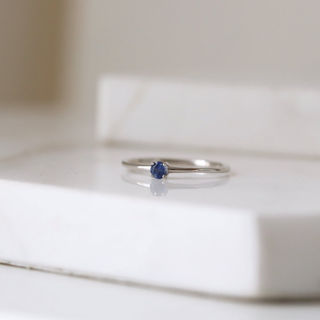 Picture of natural blue sapphire solitaire ring 4